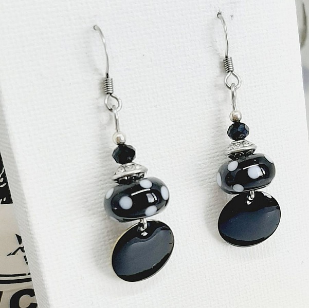 boucles d'oreille perles noires &agrave; pois blancs en verre fil&eacute; faite &agrave; la main