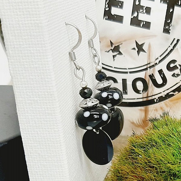 boucles d'oreille perles noires &agrave; pois blancs en verre fil&eacute; faite &agrave; la main