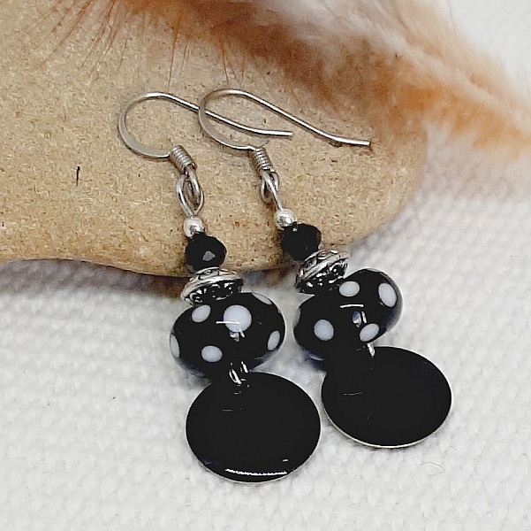 boucles d'oreille perles noires &agrave; pois blancs en verre fil&eacute; faite &agrave; la main