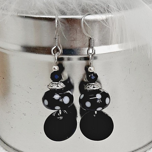 boucles d'oreille perles noires &agrave; pois blancs en verre fil&eacute; faite &agrave; la main
