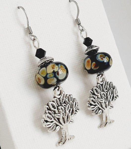 boucles d'oreille perles noires en verre fil&eacute; et pendentif symbole arbre de vie en m&eacute;tal argent&eacute;