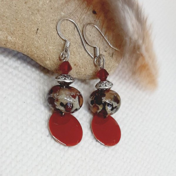 boucles d'oreille avec superbes perles artisanales rouge foncé et marron effet lézardé