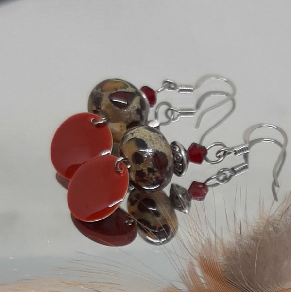 boucles d'oreille avec superbes perles artisanales rouge foncé et marron effet lézardé