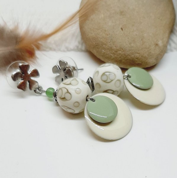 boucles d'oreilles beige couleurs tendance de mode et vert amande avec perles faite &agrave; la main 