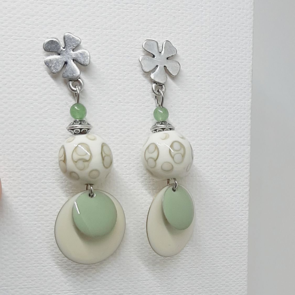 boucles d'oreilles beige couleurs tendance de mode et vert amande avec perles faite à la main 