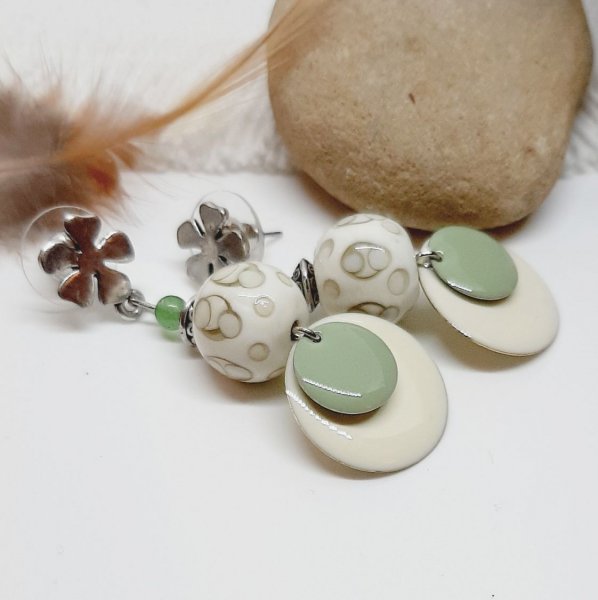 boucles d'oreilles beige couleurs tendance de mode et vert amande avec perles faite &agrave; la main 