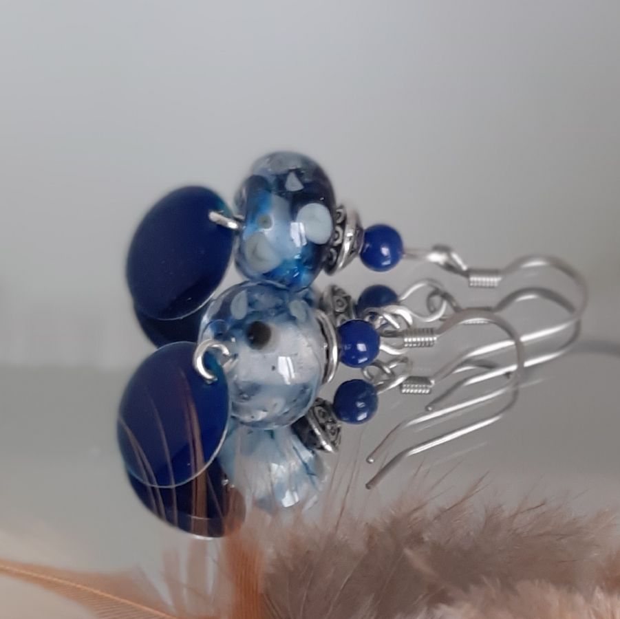 boucles d'oreilles bleu foncé avec perle en verre filé au chalumeau faite à la main et sequin émaillé bleu marine) 