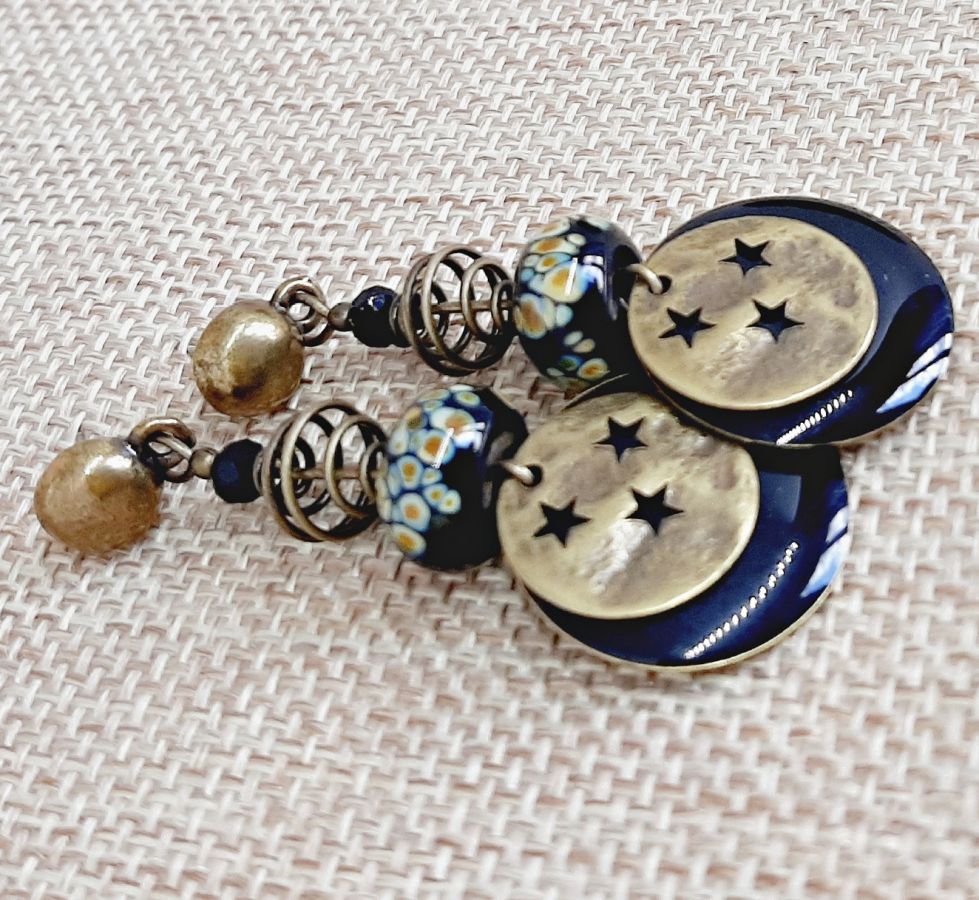 boucles d'oreilles chic avec perles noires et sequin étoiles de couleur bronze très orginales