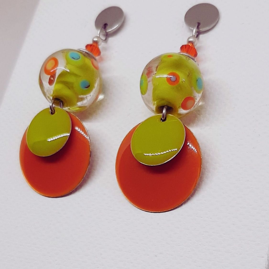 boucles d'oreilles colorées et uniques composées de perle en verre et de sequin orange d'automne et vert clair