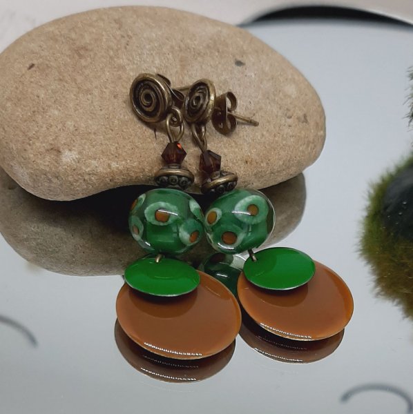 boucles d'oreilles couleur noisette et vert vif avec perles faite à la main pour des boucles d'oreilles uniques