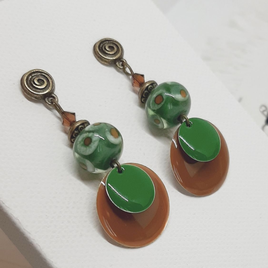 boucles d'oreilles couleur noisette et vert vif avec perles faite à la main pour des boucles d'oreilles uniques
