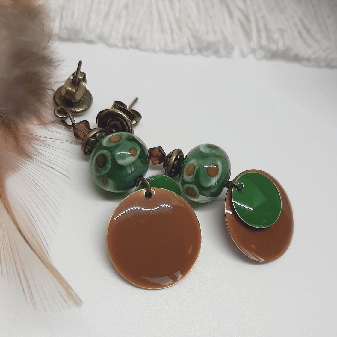 boucles d'oreilles couleur noisette et vert vif avec perles faite à la main pour des boucles d'oreilles uniques