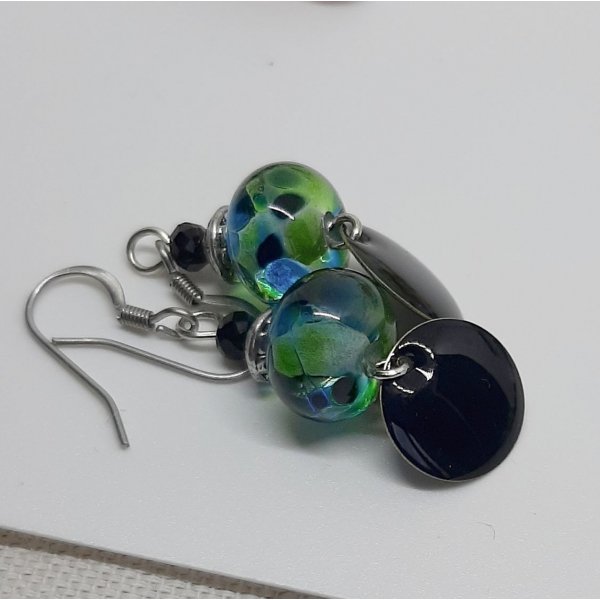 boucles d'oreilles de cr&eacute;ateur vert et noir pour oreilles perc&eacute;es faites &agrave; la main
