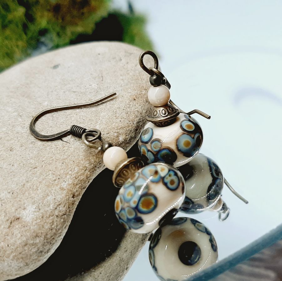 boucles d'oreilles fantaisie originales avec une perle artisanale en verre effet rakue beige et bronze