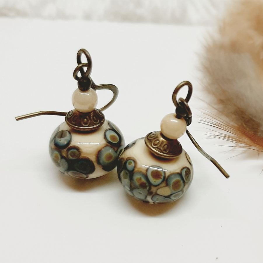 boucles d'oreilles fantaisie originales avec une perle artisanale en verre effet rakue beige et bronze