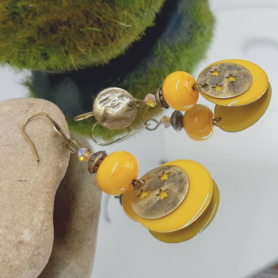 boucles d'oreilles jaune bouton d'or et couleur bronze avec perles artisanales