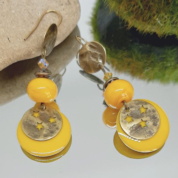 boucles d'oreilles jaune bouton d'or et couleur bronze avec perles artisanales