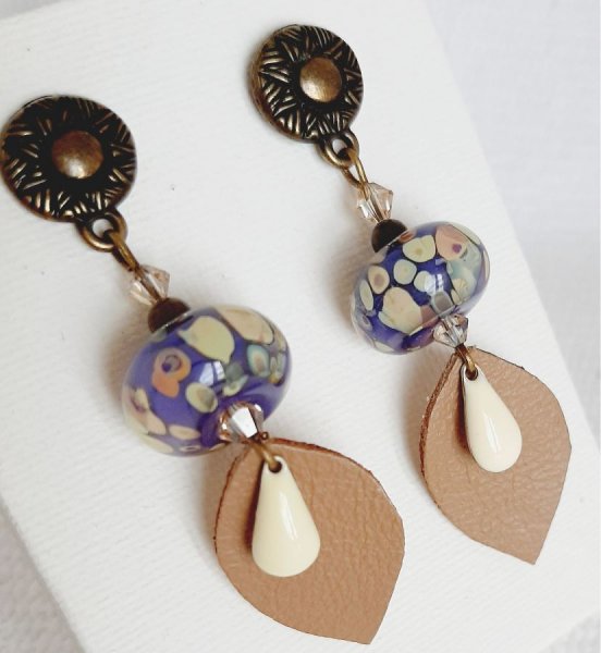 boucles d'oreilles pendantes createur avec perle en verre fil&eacute; et feuille de cuir faite &agrave; la mainnt&eacute; brillant et perle faite &agrave; la main en verre fil&eacute;