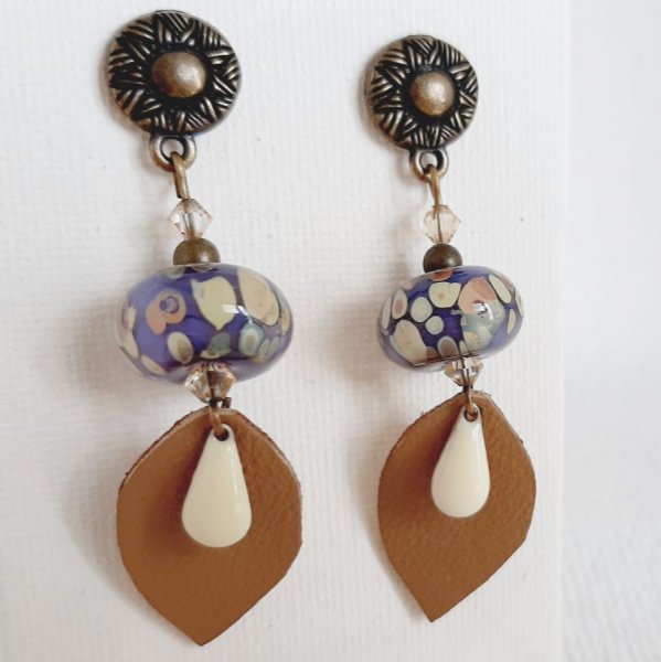 boucles d'oreilles pendantes createur avec perle en verre fil&eacute; et feuille de cuir faite &agrave; la mainnt&eacute; brillant et perle faite &agrave; la main en verre fil&eacute;