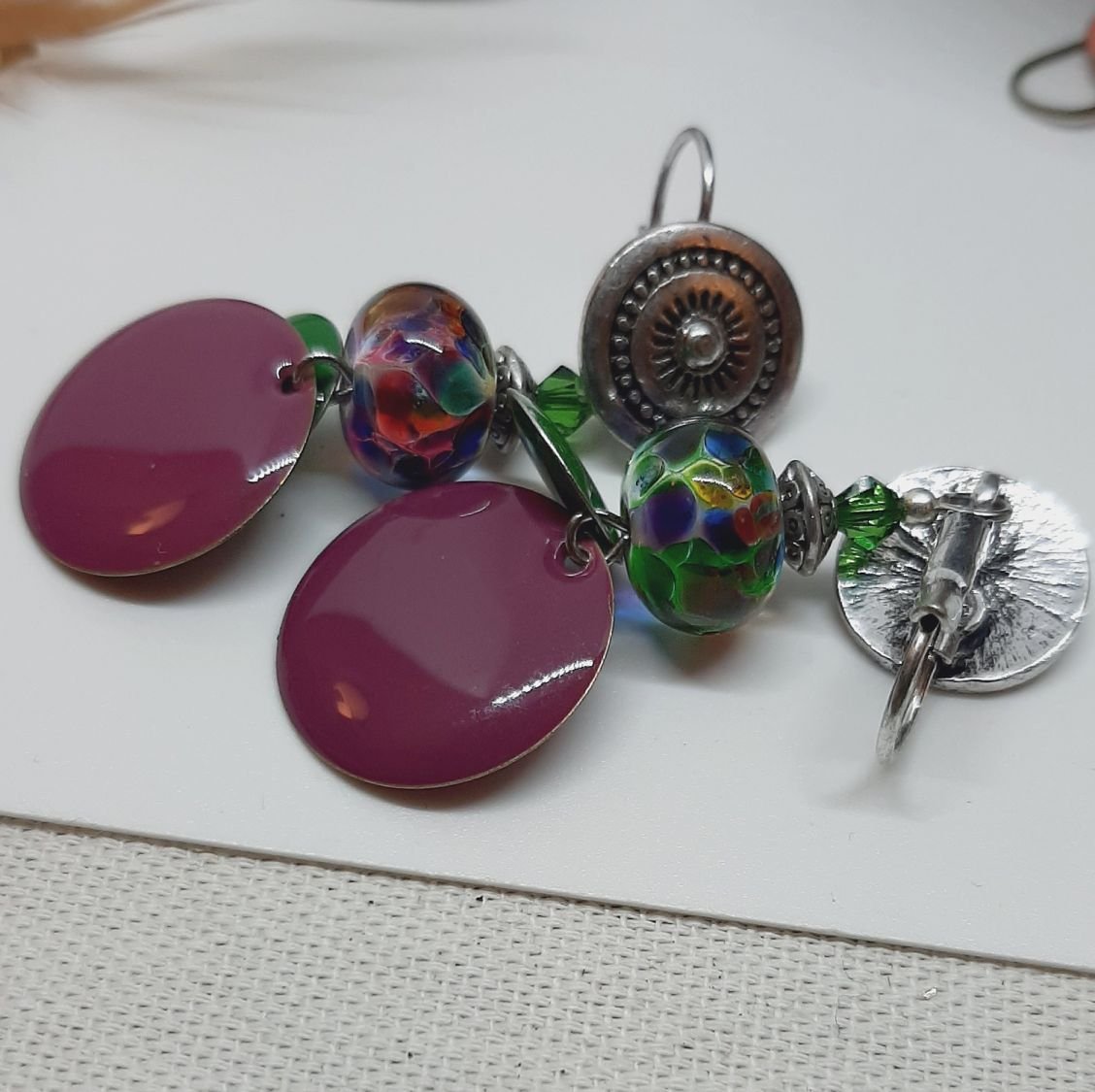 boucles d'oreilles pour oreilles percéesvertes et violet couleurs originales et maruage parfait sur des perles en verre