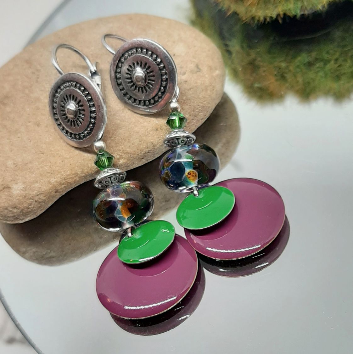 boucles d'oreilles pour oreilles percéesvertes et violet couleurs originales et maruage parfait sur des perles en verre