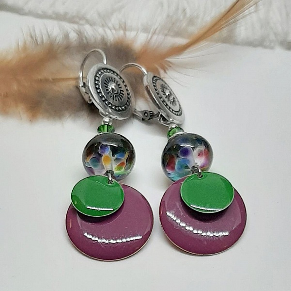 boucles d'oreilles pour oreilles perc&eacute;esvertes et violet couleurs originales et maruage parfait sur des perles en verre