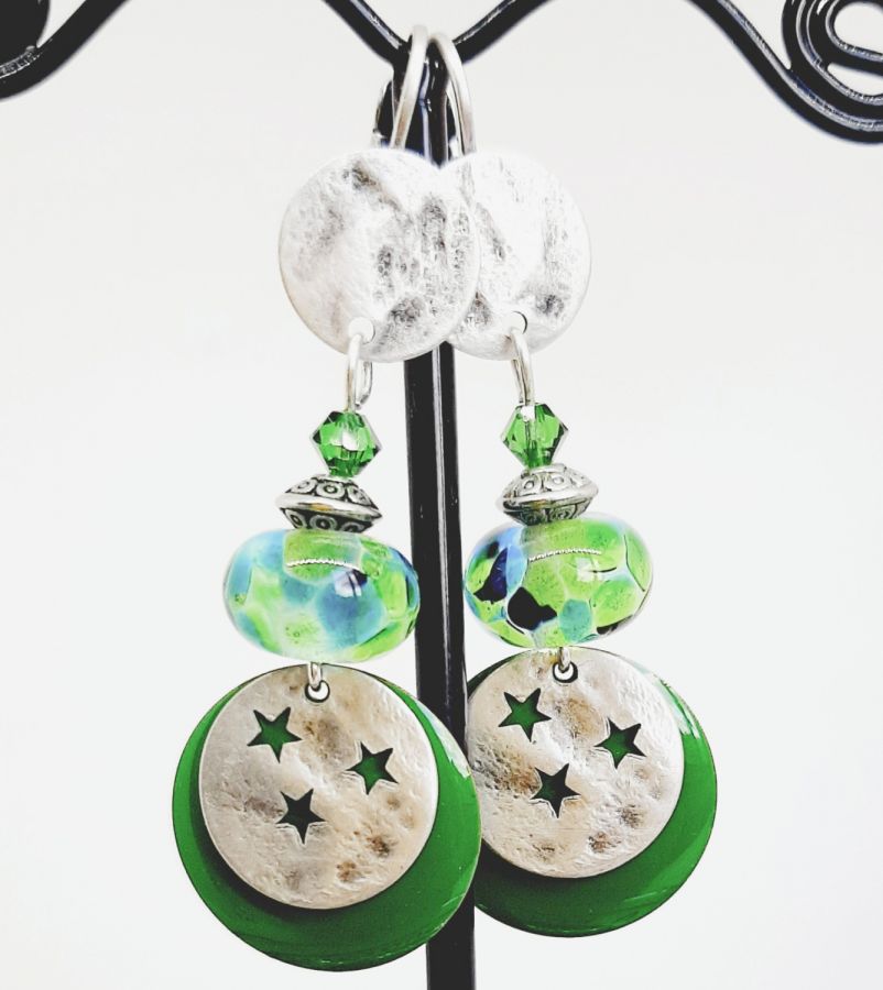 boucles d'oreilles pétillantes vert tendance avec perle en verre filé fait main et sequin étoiles moderne