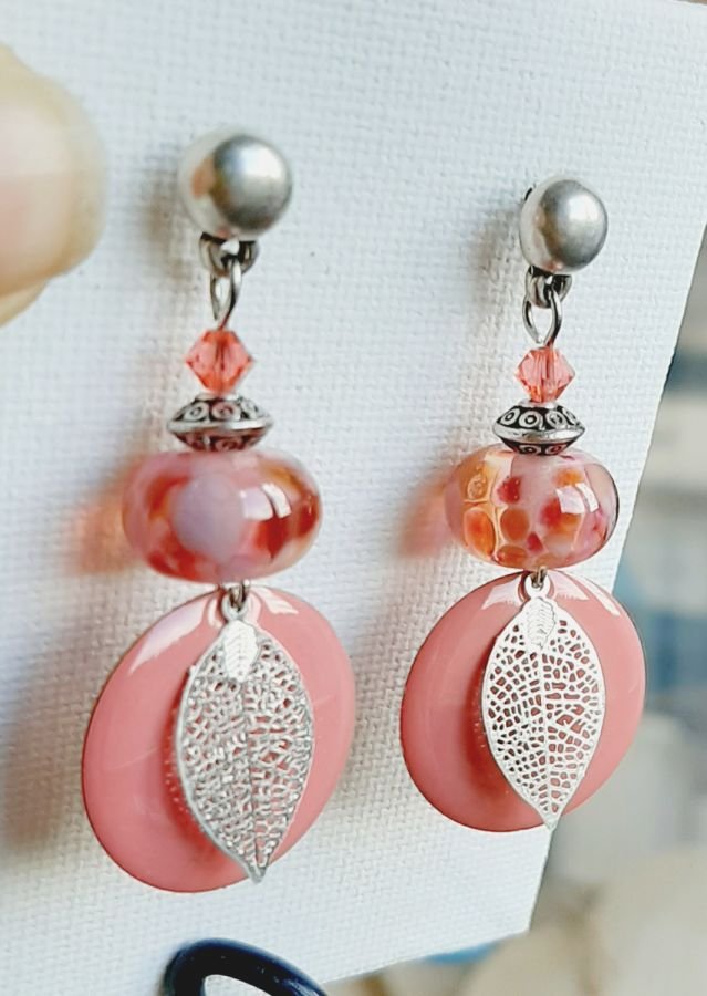 boucles d'oreilles rose poudré avec feuille argenté brillant et perle faite à la main en verre filé