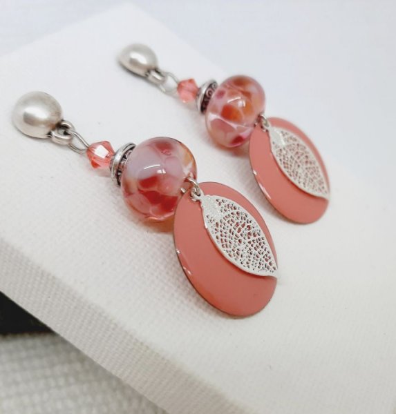 boucles d'oreilles rose poudré avec feuille argenté brillant et perle faite à la main en verre filé