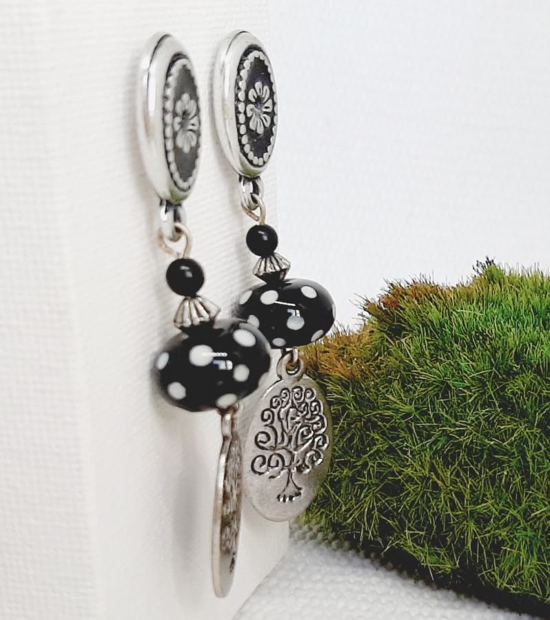 boucles d'oreilles sobres et originales en verre filé perle noire à pois blancs faires à la main