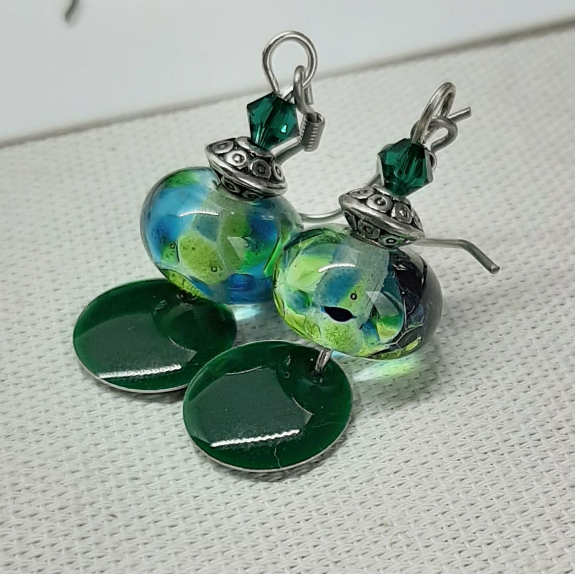 boucles d'oreilles vert foncé pour oreilles percées avec pendentif en verre filé faite à la main