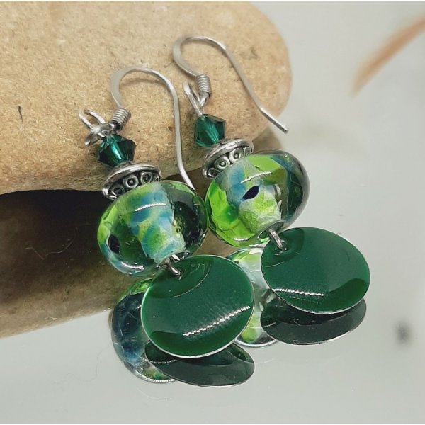 boucles d'oreilles vert fonc&eacute; pour oreilles perc&eacute;es avec pendentif en verre fil&eacute; faite &agrave; la main