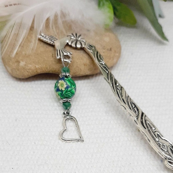 marque page argent&eacute; pendentif coeur avec perle vert et bleu marine orn&eacute;e de perles cristal v&eacute;ritable