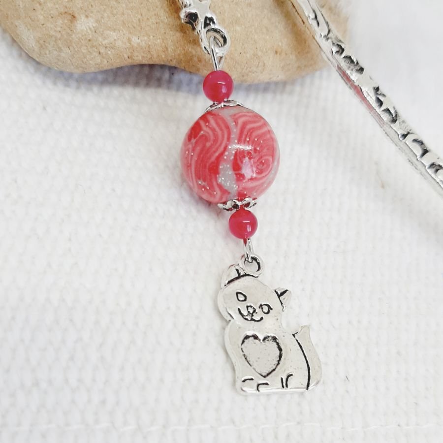 marque pages pendentif chat avec coeur et perle faite main couleur gris et fraise