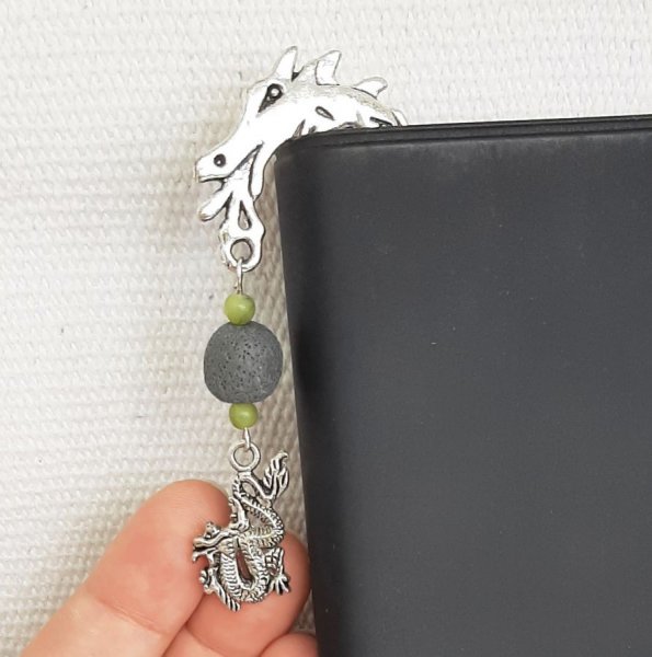 marque pages pendentif dragon avec perle gris faite main et perle pierre naturelle