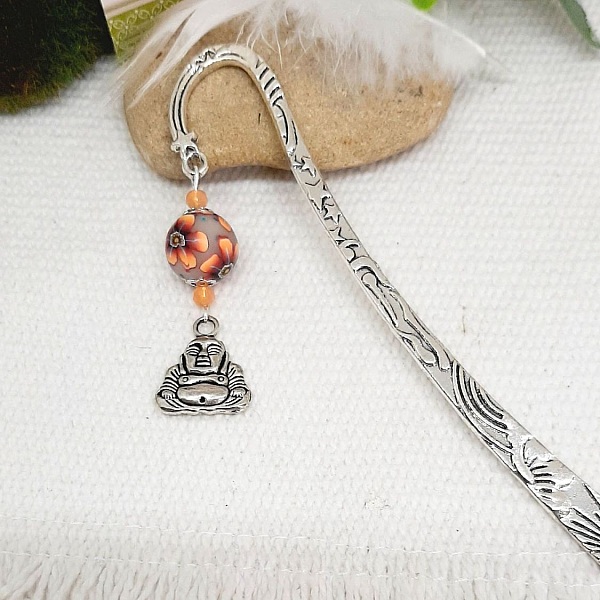 marque pages pendentif bouddha argent&eacute; et perle yin et yang blanc et noir