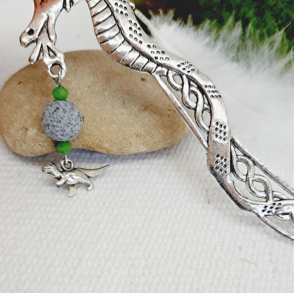marque pages pendentif dinosaure avec perle gris faite main et perle pierre naturelle
