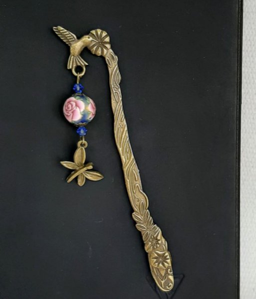 marque pages pendentif libelluele couleur bronze avec sublime perle avec rose rose faite à la mainrtisanale 
