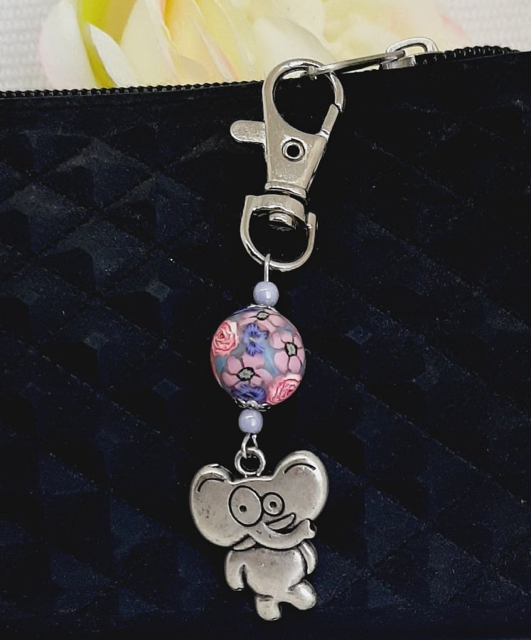 porte clé argenté avec elephant stylisé humour et perle faite main rose et mauve