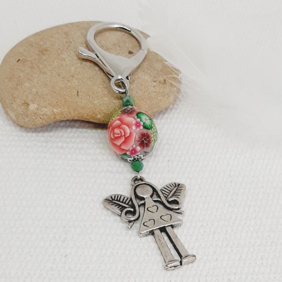 porte clé argenté pendentif fée avec coeur et superbe perles avec motif floral très fin et coloré rose et vert