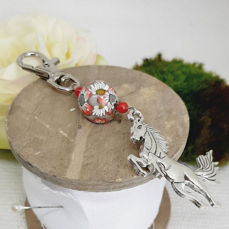 porte clé argenté pendentif cheval et superbe perle rouge et blanc faite à la main perle de créateurs fin et coloré rose et vert