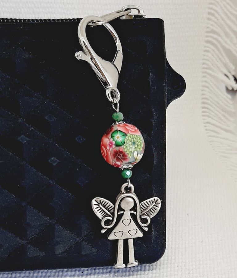 porte clé argenté pendentif fée avec coeur et superbe perles avec motif floral très fin et coloré rose et vert