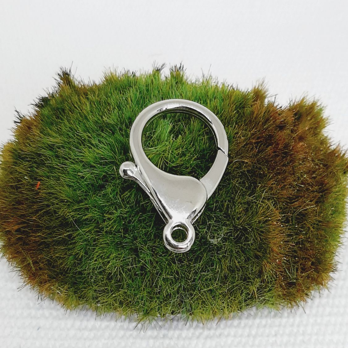porte clé argenté symbole arbre de vie et perle originale en forme de tonneua faite à la main