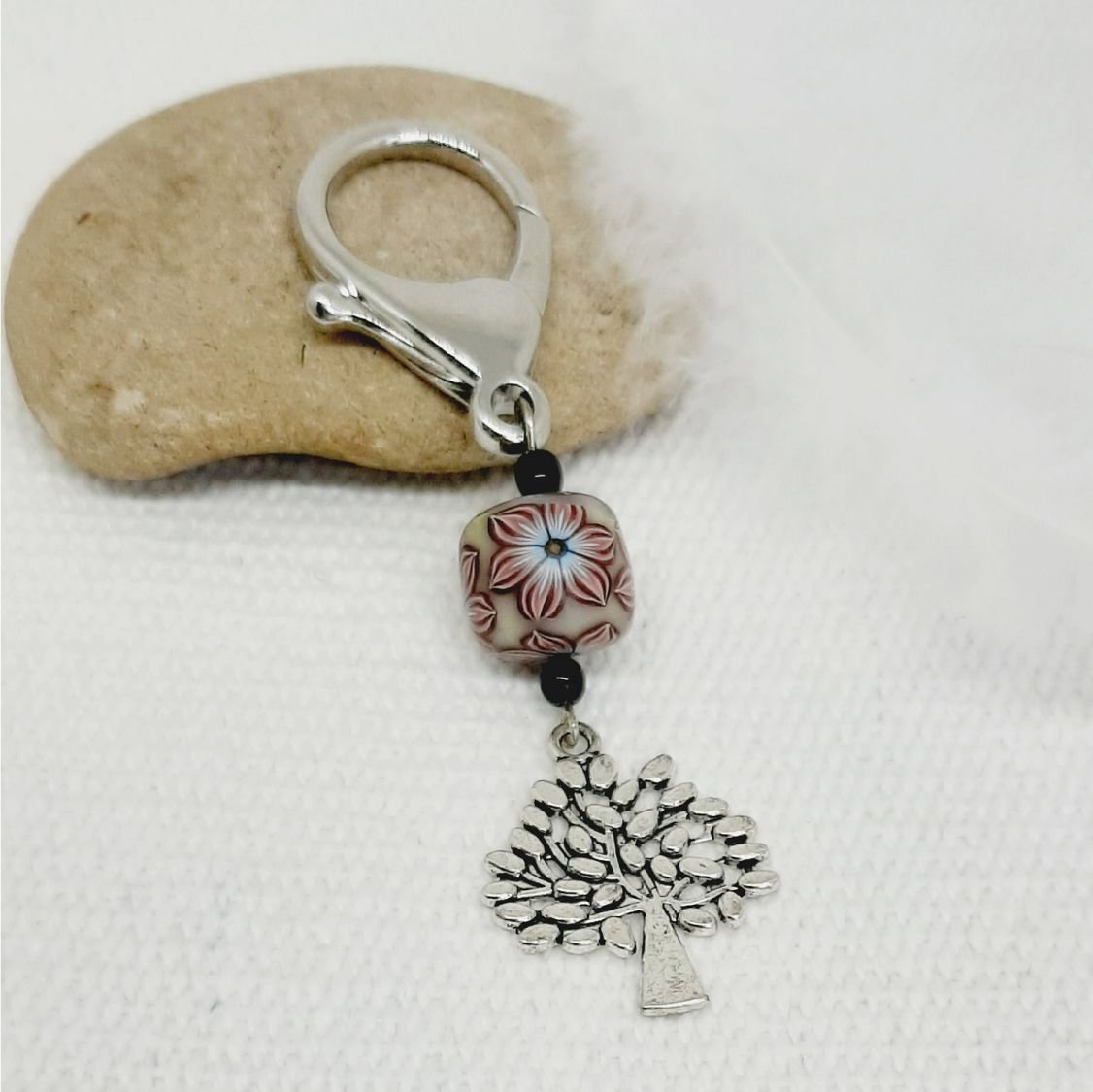 porte clé argenté symbole arbre de vie et perle originale en forme de tonneua faite à la main
