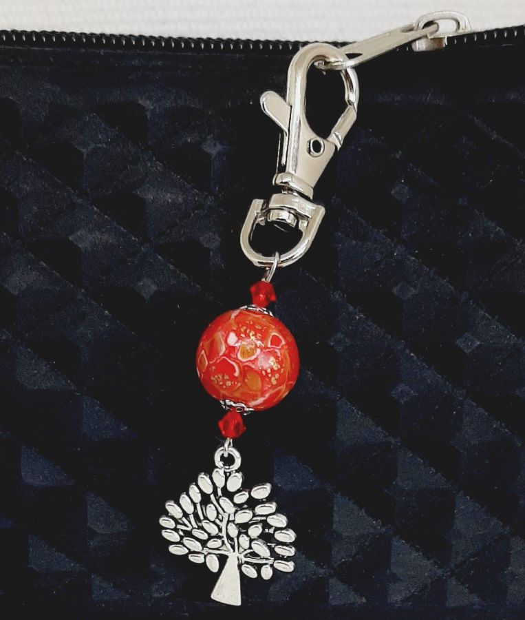 porte clé argenté symbole arbre de vie et perle faite main rouge vif et or