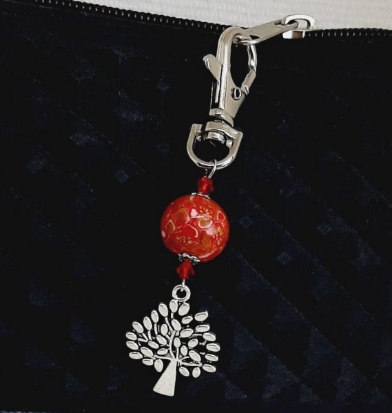 porte clé argenté symbole arbre de vie et perle faite main rouge vif et or