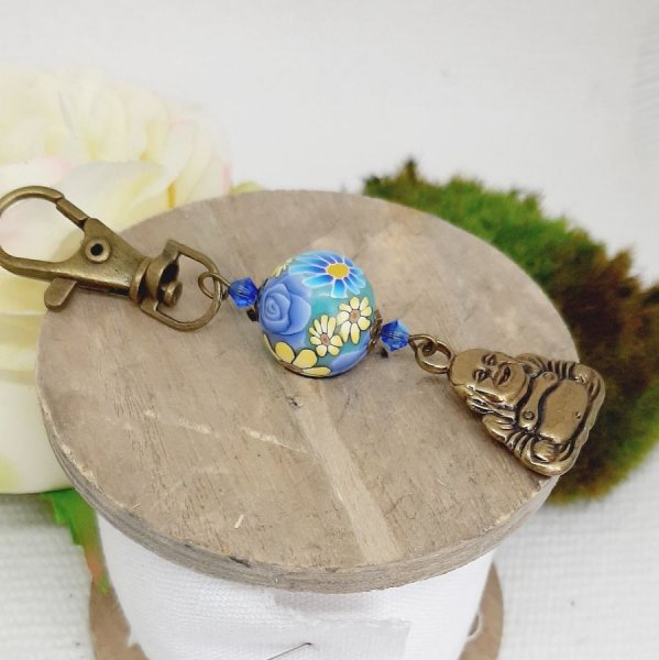 porte cl&eacute; pendentif bouddha bronze et sublime perle violet faite &agrave; la main avec marguerites jaunes/jaune