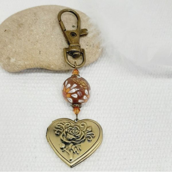 porte clé pedentif porte photo personnalisable et perle en pâte polymère marron et fleur blancheaet 
