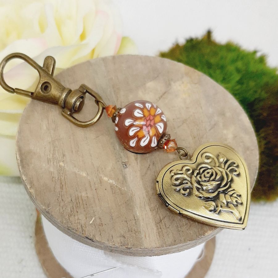 porte clé pedentif porte photo personnalisable et perle en pâte polymère marron et fleur blancheaet 