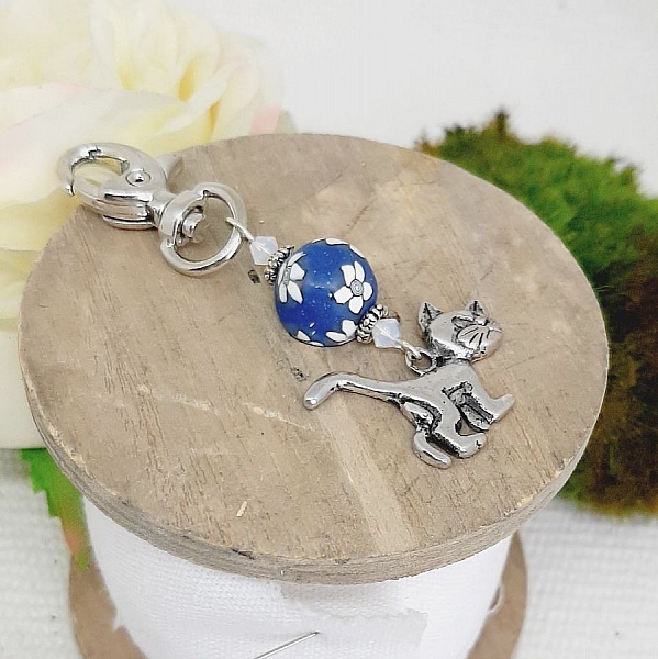 porte cl&eacute;s pendentif argent&eacute; chat et perle bleu marine &agrave; fleur blanche